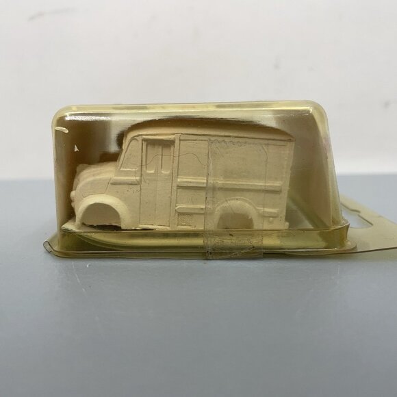 Vintage Magnuson Walthers Divco Milk Delivery Truck 2 Vehicle Kit HO Scale - Picture 4 of 6